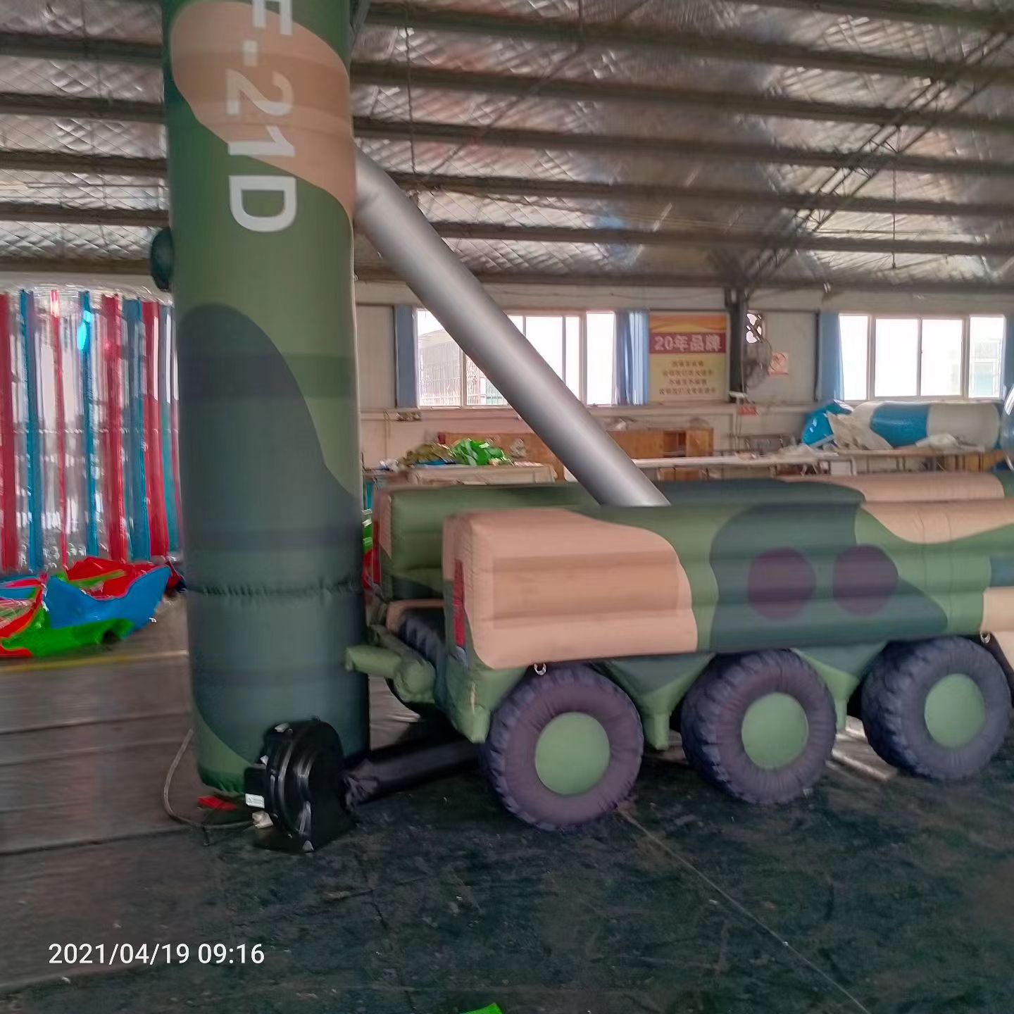 广安军事演习中的充气目标车辆：模拟发射车雷达车坦克飞机
